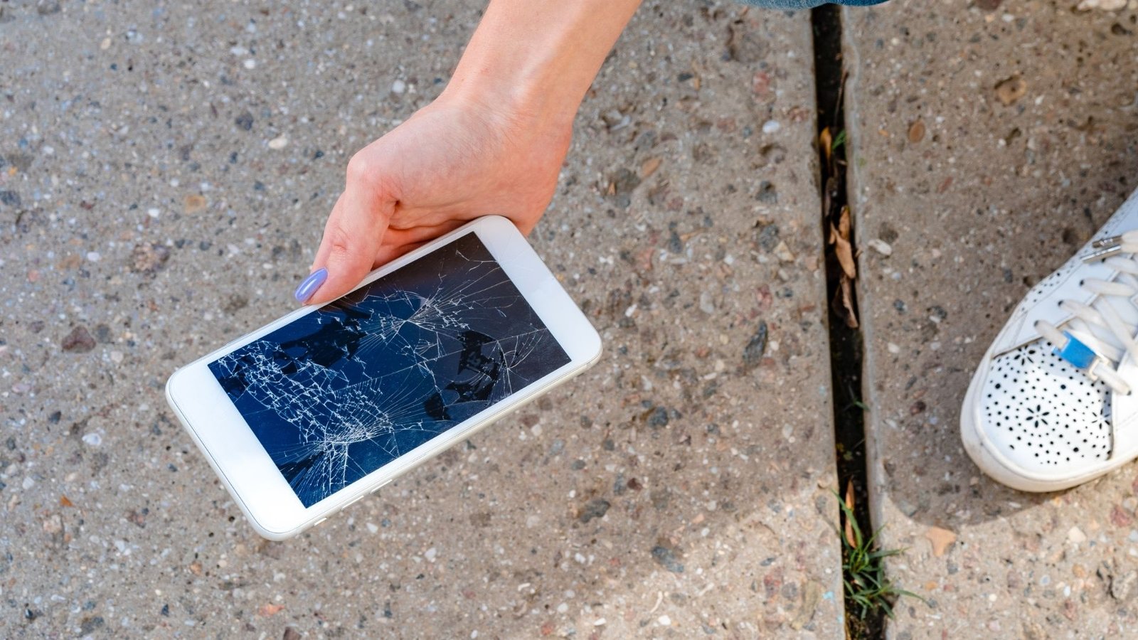 làm rơi điện thoại từ trên cao